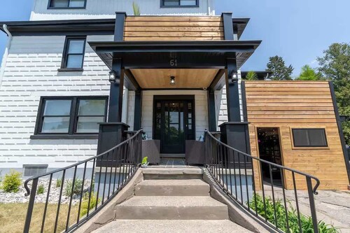 Grand Bend 5BR Retreat | Hot Tub, Fire Pit & BBQ