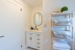 Haartrockner, Handtücher, Toilettenpapier