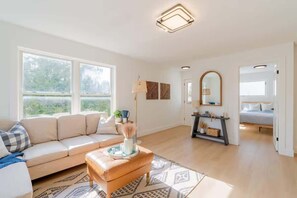 Smart TV, offices - Charming 3BR Beach House with BBQ in Grand Bend (Grand Bend)