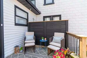 Terrace/patio - Charming 3BR Beach House with BBQ in Grand Bend (Grand Bend)