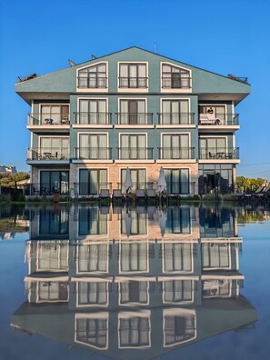 Front of property - GRAPE HOTEL (Ezine)