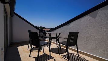 Chambre Familiale, vue mer | Minibar, coffres-forts dans les chambres, Wi-Fi gratuit, draps fournis