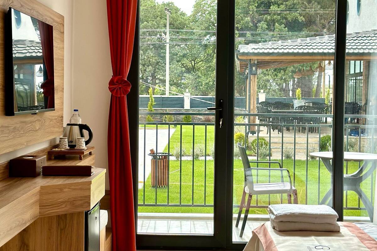 Deluxe Room, Sea View | Minibar, in-room safe, WiFi (free), bed sheets
