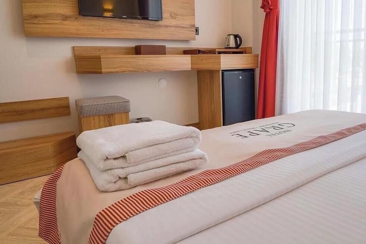Standaard kamer, uitzicht op zwembad | Een minibar, een kluis op de kamer, gratis wifi, beddengoed