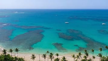 Beach nearby, sun loungers, beach towels