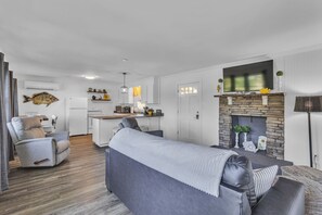 Smart TV - Charming 1-bedroom waterfront cottage with boat dock on Lake Norman (Mooresville)