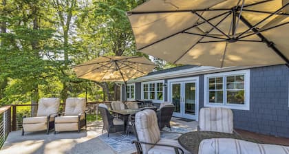 Charming 1-bedroom waterfront cottage with boat dock on Lake Norman