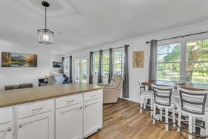 Interior - Charming 1-bedroom waterfront cottage with boat dock on Lake Norman (Mooresville)