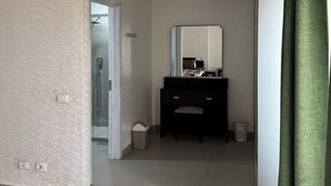 Ein modernes Badezimmer mit einem schwarzen Waschtisch, einem Spiegel und einer Duschkabine.