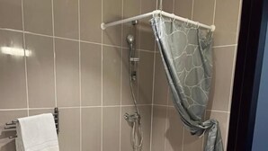 Ein Badezimmer mit Dusche, Toilette und Waschbecken.