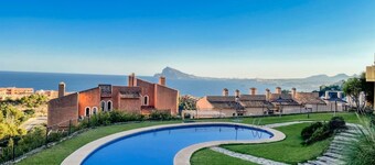 Charming Townhouse with Sea Views & Pool in Altea