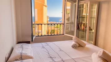 3 habitaciones, tabla de planchar con plancha, wifi y ropa de cama