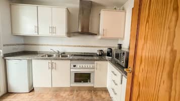 Refrigerador, microondas, horno y cafetera y tetera