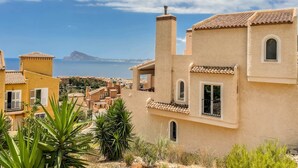 A coastal building with a view of the sea and mountains in the background. - Charming Townhouse with Sea Views & Pool in Altea (Altea)