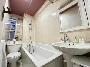 Douche, sèche-cheveux, serviettes fournies, savon