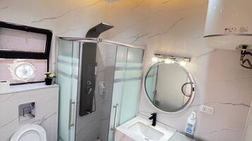 Studio, Multiple Bedrooms, Smoking | Bathroom