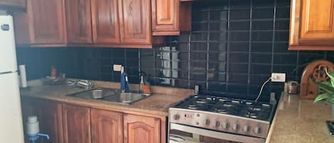 Toaster, cookware/dishes/utensils