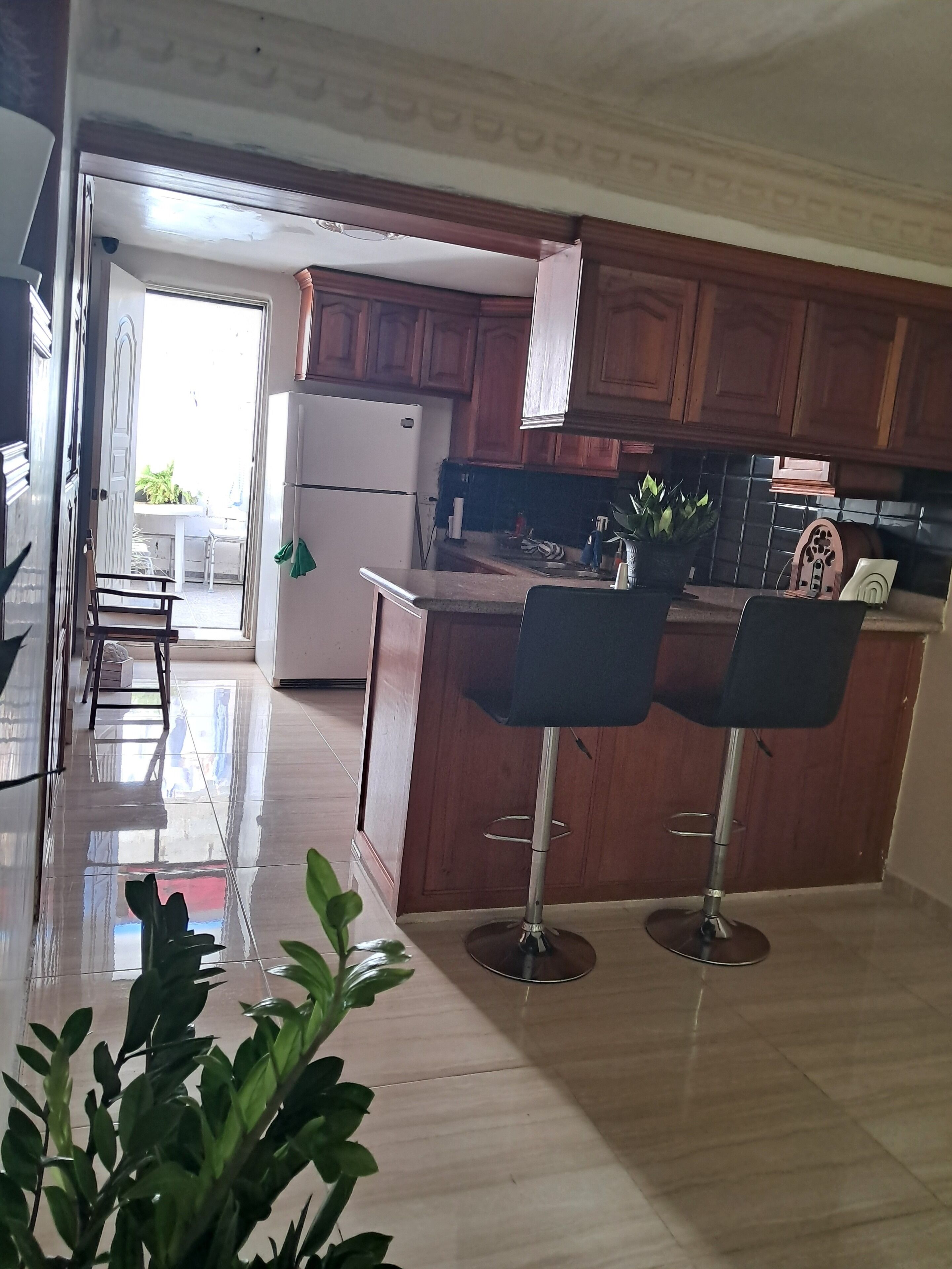 Een koelkast, een oven, een broodrooster, een blender