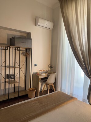 Comfort driepersoonskamer, niet-roken, balkon | Select Comfort-bedden, een minibar, een kluis op de kamer, een bureau