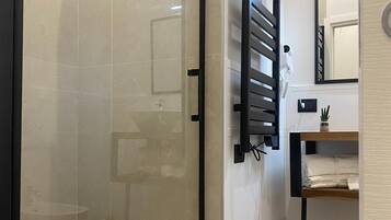 Dusche, Regendusche, kostenlose Toilettenartikel, Haartrockner