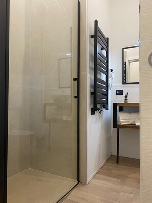 Shower, rainfall showerhead, free toiletries, hair dryer - ar.b&b nel cuore di napoli (Naples)