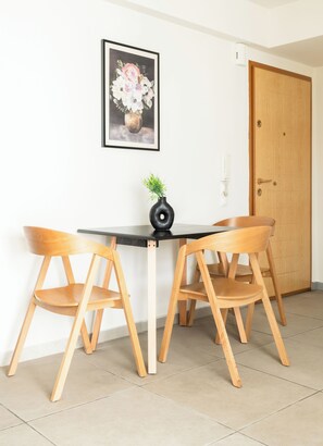 Studio, balcon | Aire de séjour