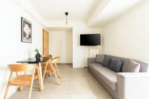 Estudi, balcó | Planxa i posts de planxar i wifi gratuïta 