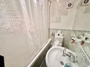 Douche, sèche-cheveux, serviettes fournies, savon