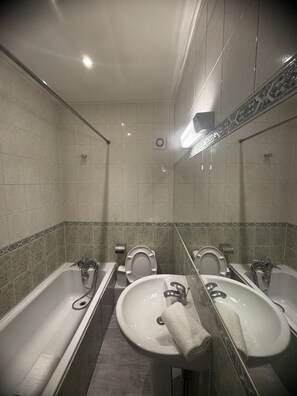 Douche, sèche-cheveux, serviettes fournies, savon