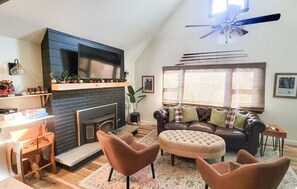 Smart-tv, een open haard, boeken en een stereo