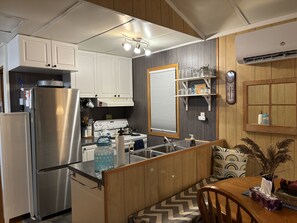 Four à micro-ondes, un four, surface de cuisson