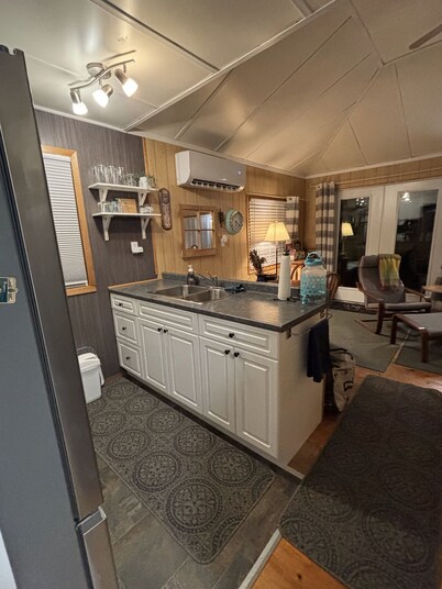Charming 4-bedroom cottage in lovely Greater Napanee with AC