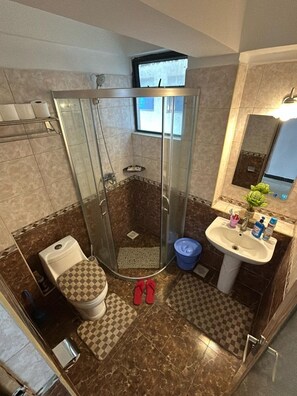 Douche, serviettes fournies, savon, papier toilette