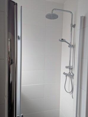 Douche, sèche-cheveux, serviettes fournies, savon