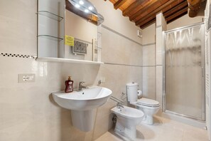 Deluxe House, Air conditioning, Garden View | Bathroom | Free toiletries, hair dryer, bidet, towels