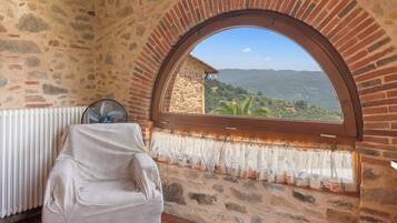 Deluxe-Haus, Klimaanlage, Gartenblick | Individuell dekoriert, individuell eingerichtet, Schreibtisch