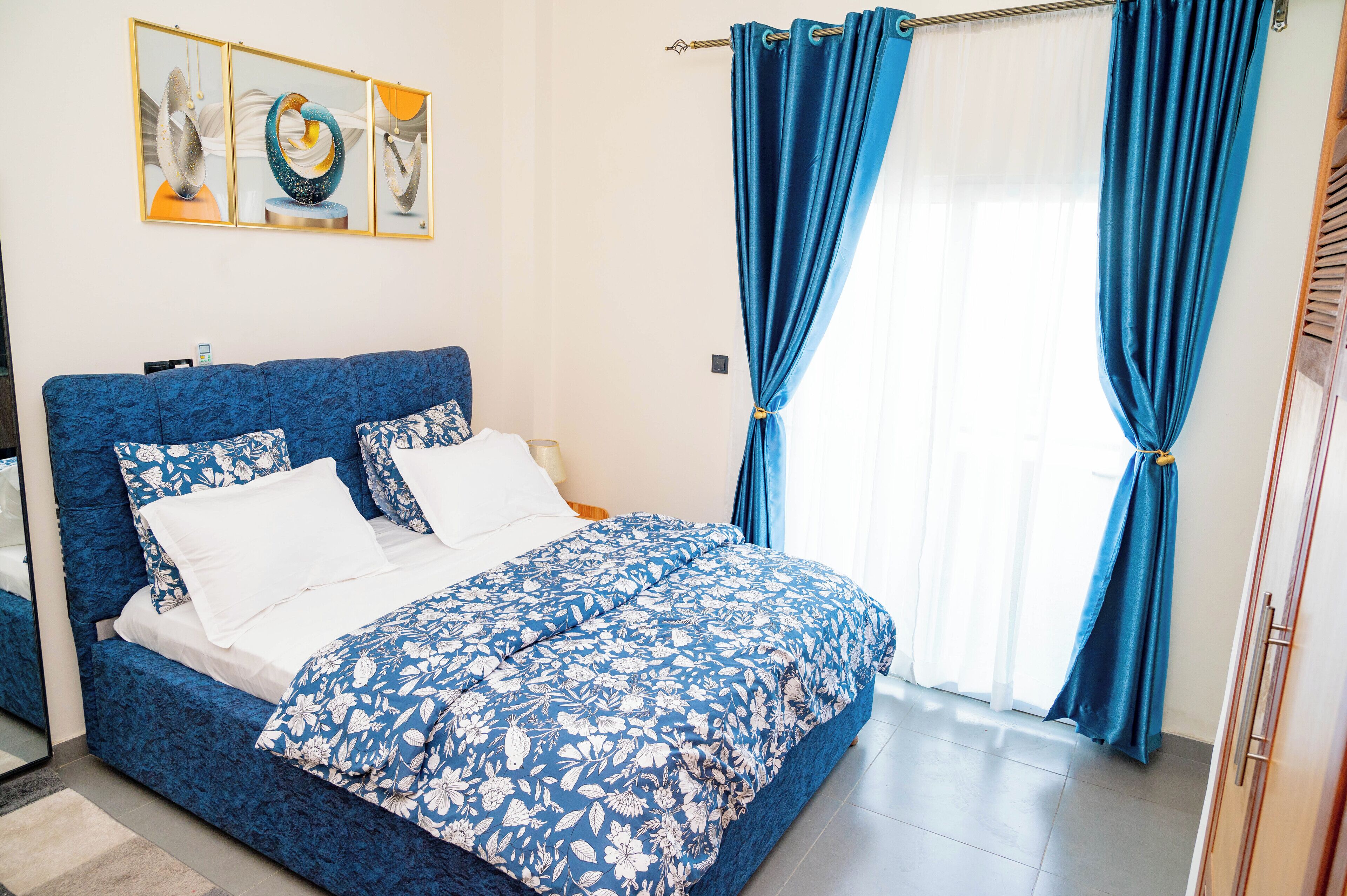 2 عدّة غرف نوم ومكواة/لوح كي وواي فاي وملاءات أسرّة