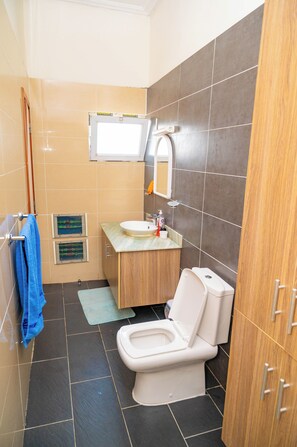 Douche, sèche-cheveux, bidet, serviettes fournies