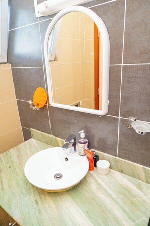 Dusche, Haartrockner, Bidet, Handtücher