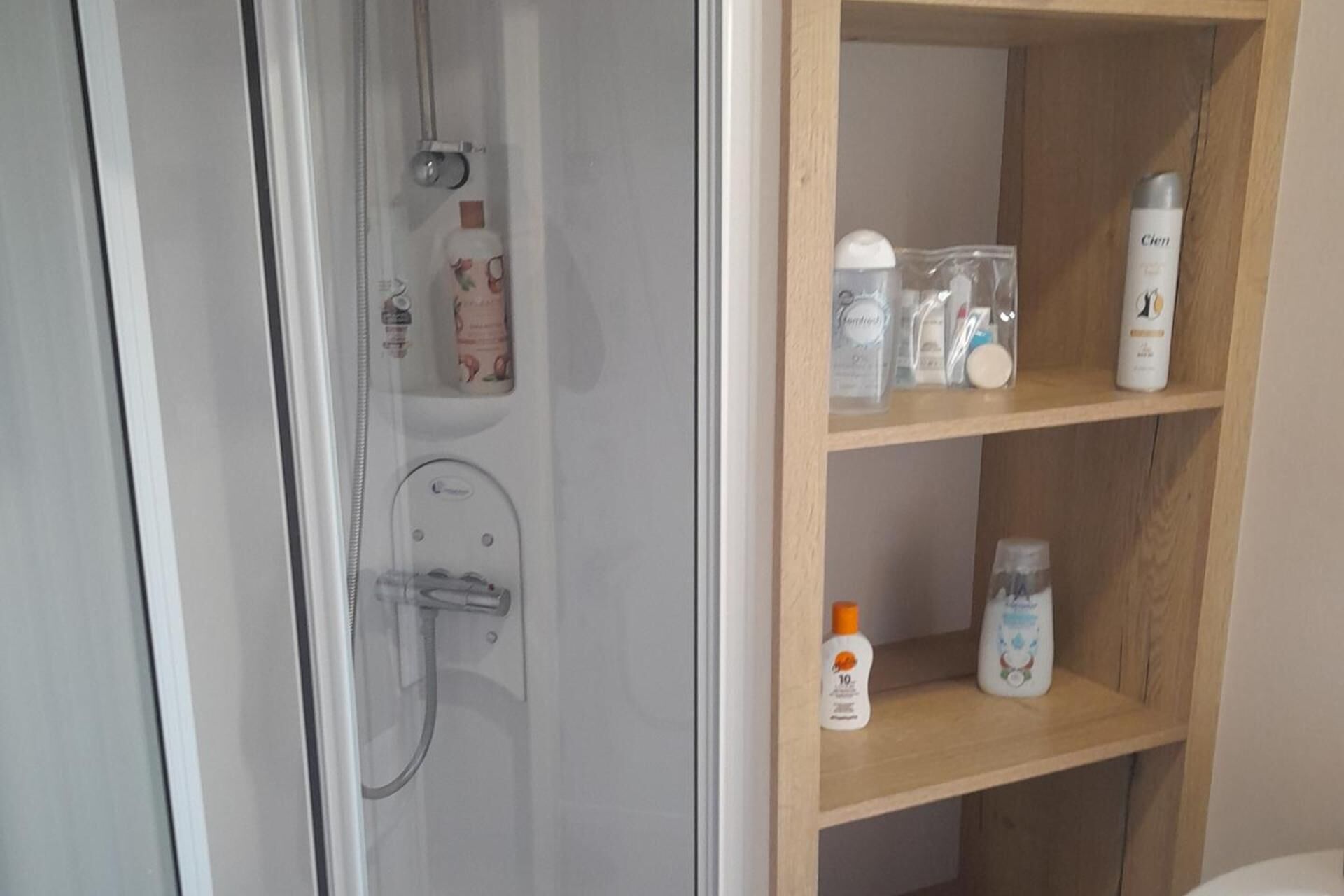 Cabin | Phòng tắm | Bu  ồng tắm vòi sen, máy sấy tóc, khăn tắm 