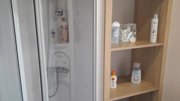 Cabin | Phòng tắm | Buồng tắm vòi sen, máy sấy tóc, khăn tắm