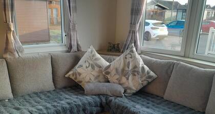 3 Bed-sleeps 6-pets-parking-5 Min to Beach