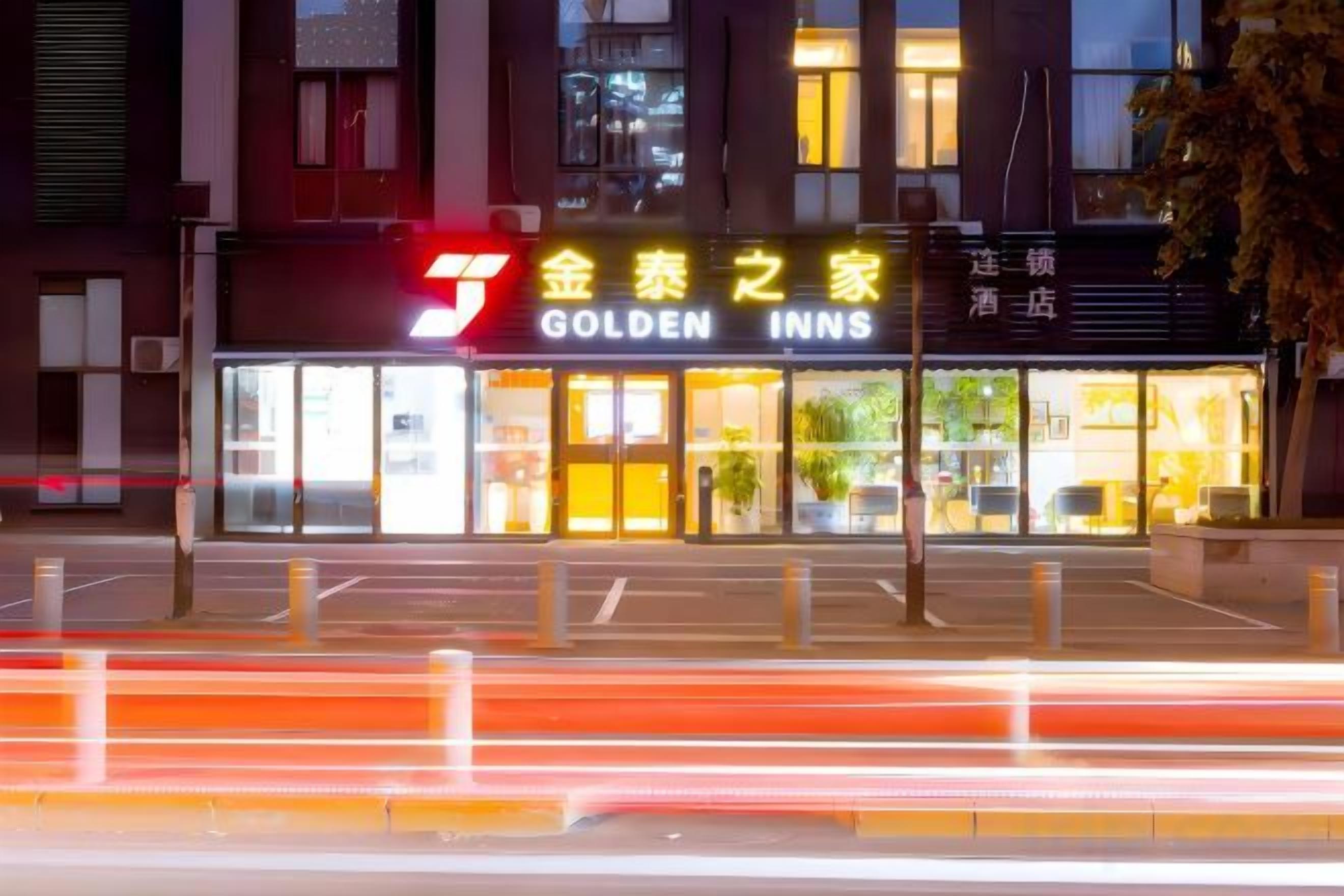 Un hôtel appelé « Golden Inns », reconnaissable à son enseigne bien visible, à son entrée bien éclairée et à la vue dégagée qu’on a sur la façade du bâtiment.