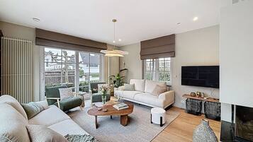 Televisie en een open haard