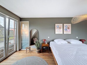 4 bedrooms, desk, iron/ironing board, free WiFi