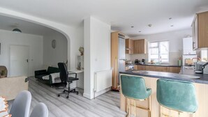 A modern apartment with a kitchen, dining area, and a living space. - Spacious modern apartment in South Croydon (South Croydon)