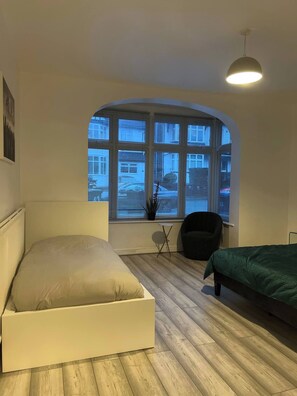 2 habitaciones, tabla de planchar con plancha, wifi y ropa de cama 