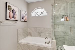 Shower, hair dryer, towels, soap - Spacious Newly remodeled 5BA 3BA central location (Rowlett)