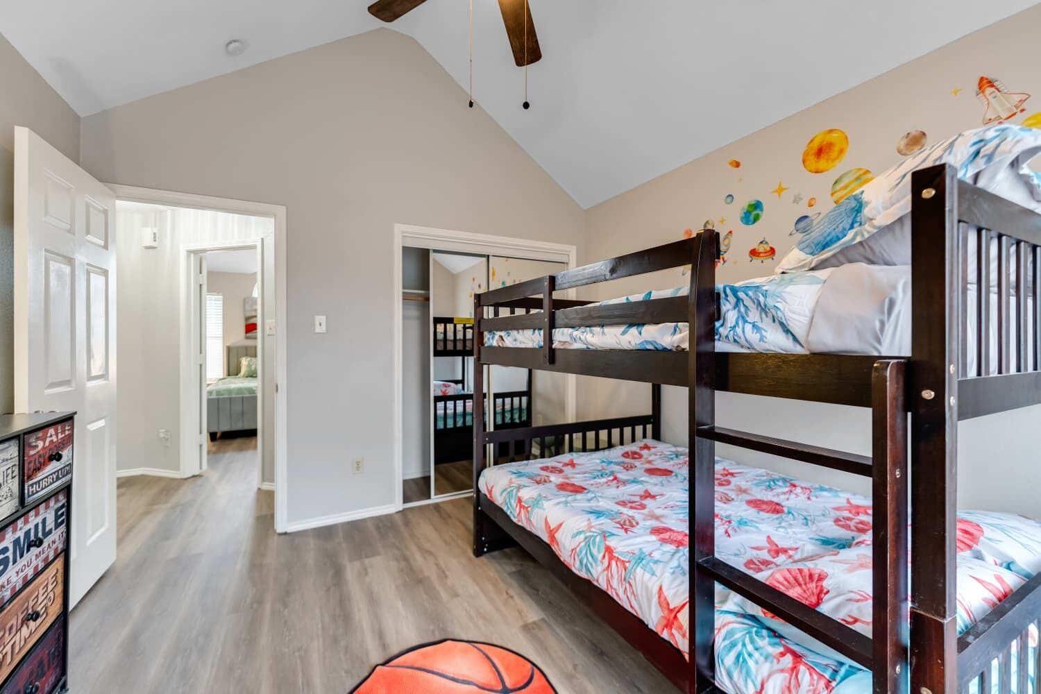 5 quartos, escrivaninha, ferros/tábuas de passar roupa