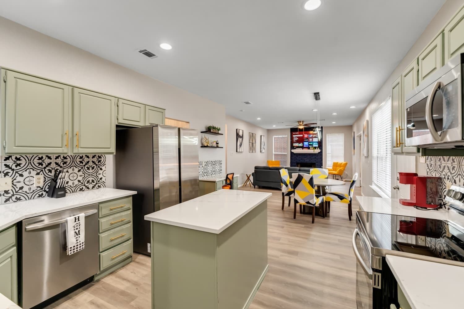 冷蔵庫、電子レンジ、オーブン、コンロ